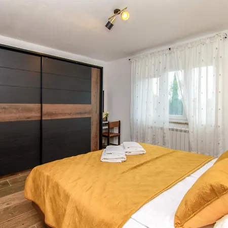 Ondine With 3 Bedrooms In Istrien