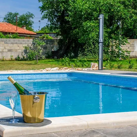 Ondine With 3 Bedrooms In Istrien