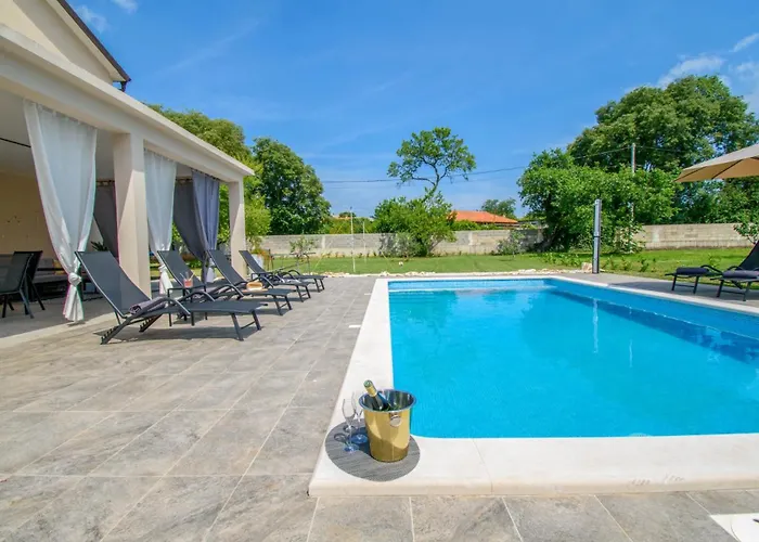 Villa Ondine With 3 Bedrooms In Istrien